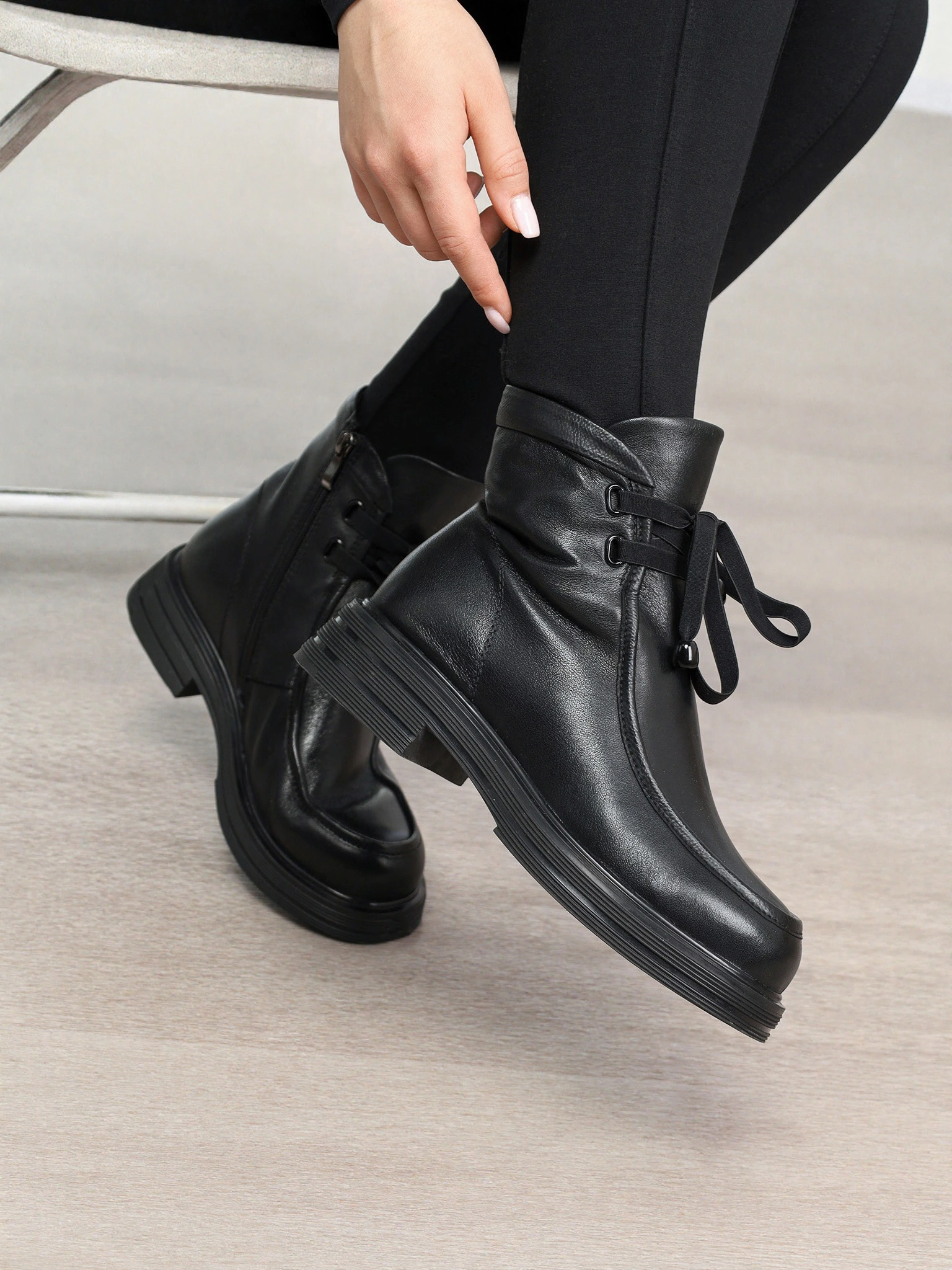 Ботинки черного цвета на среднем каблуке